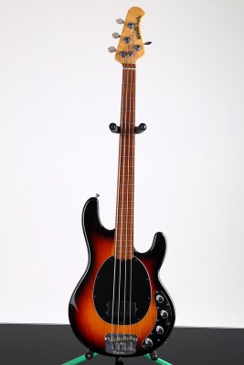 MusicMan_Stingray_02small.jpg