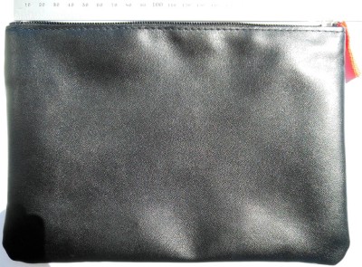 2 Fender zippered vinyl pouch 7711044000 rear_.jpg