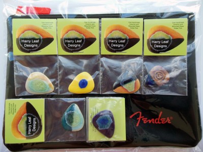 Fender zippered vinyl pouch 7711044000 with Harry Leaf ceramic guitar picks_.jpg