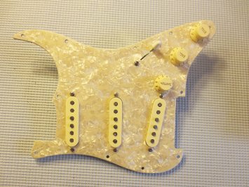 fender-custom-shop-texas-special-stratocaster-strat-pickup-loaded-pickguard-aged-white-pearl-regular-11-hole_6792352.jpeg
